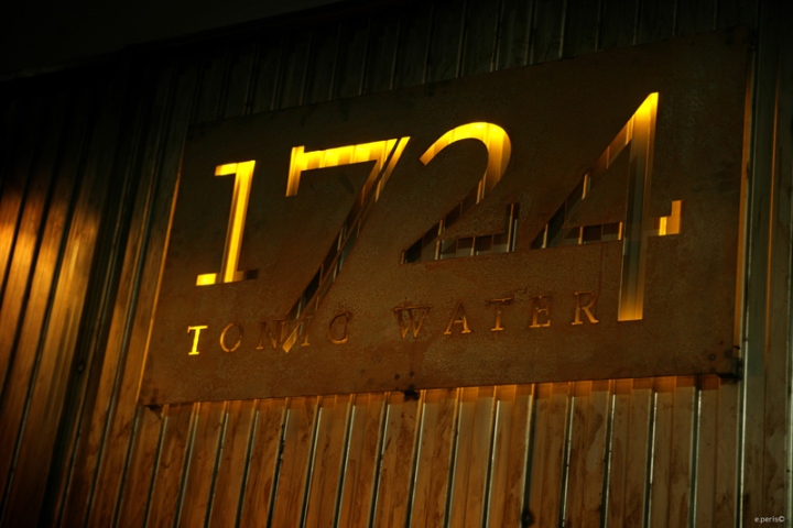 马德里时装周Tonic Water 1724角杆特装展台设计